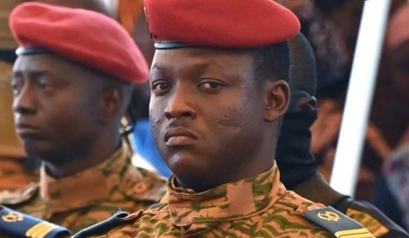 Le Capitaine Ibrahim Traoré (au premier plan), le nouveau Président du Burkina Faso.