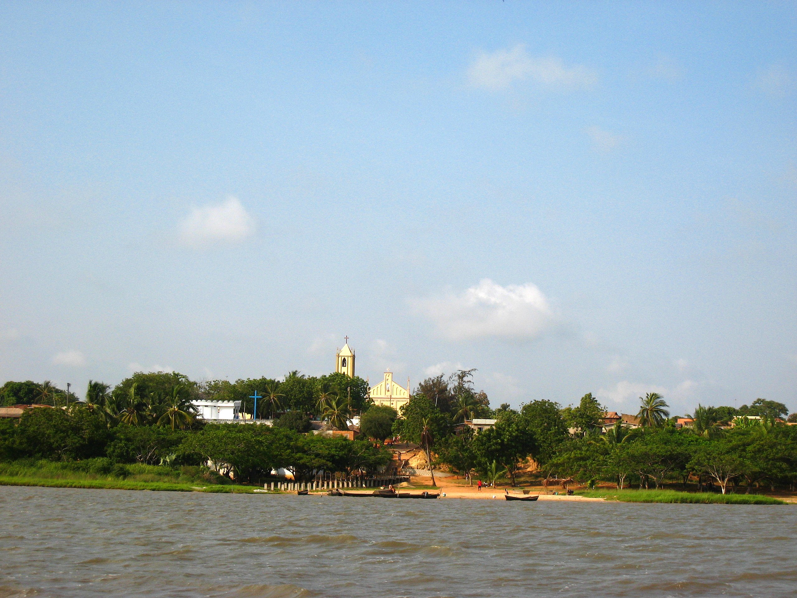 Togoville, avec la cathédrale du sanctuaire marial Notre-Dame du Lac Togo qui se détache au loin.