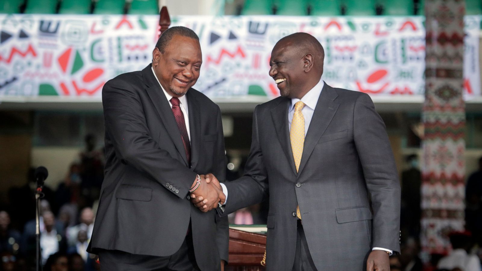 Le Président William Ruto et l’ancien Président Uhuru Kenyatta à l’occasion de la passation de service.