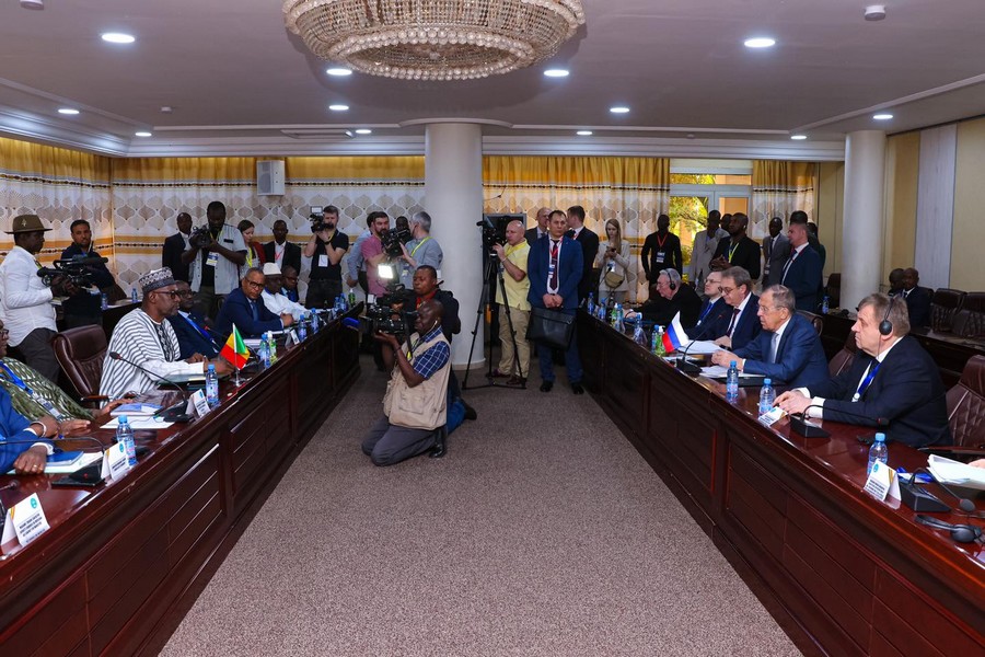 Rencontre entre les représentants du ministère des Affaires étrangères du Mali et la délégation du ministère des Affaires étrangères de la Russie