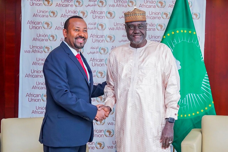 Ethiopian Prime Minister, Abiy Ahmed, shaking hands with Moussa Faki Mahamat, Chairperson of the African Union Commission