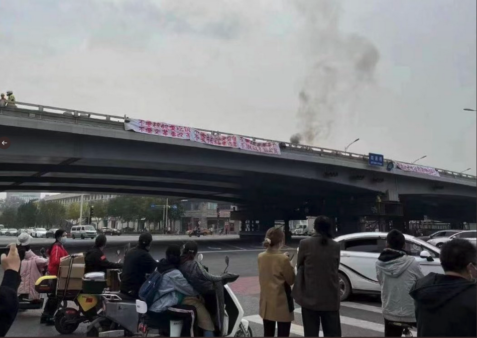 Des banderoles contre le Président Xi Jinping avant l’ouverture du 20è Congrès du Parti communiste chinois sur un pont à Pékin.
