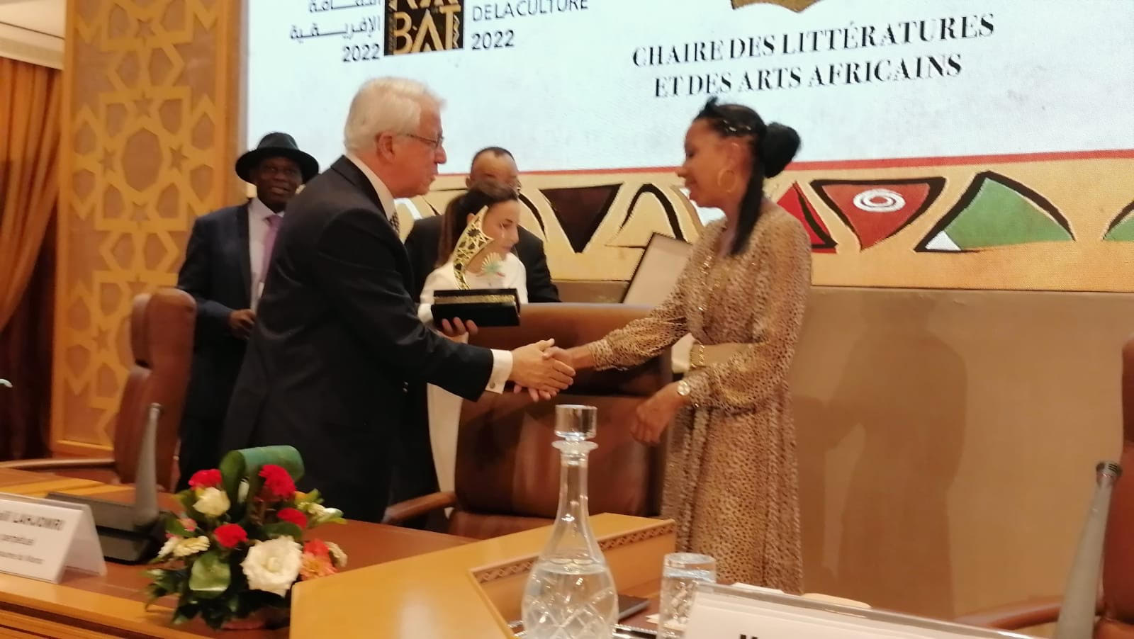 L’écrivaine Marie NDiaye recevant des mains du Secrétaire perpétuel de l’Institution le Trophée spécial de l’Académie du Royaume du Maroc lors du colloque sur la Famille organisé par la Chaire des littératures et des arts africains.
