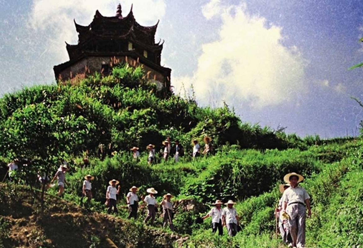 Le 19 juillet 1989, Xi Jinping (1er à dr.) se rend pour la première fois dans le village de Xiadang.
