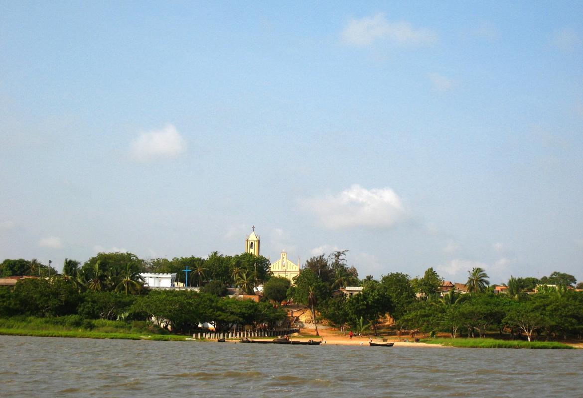 Togoville, avec la cathédrale du sanctuaire marial Notre-Dame du Lac Togo qui se détache au loin.