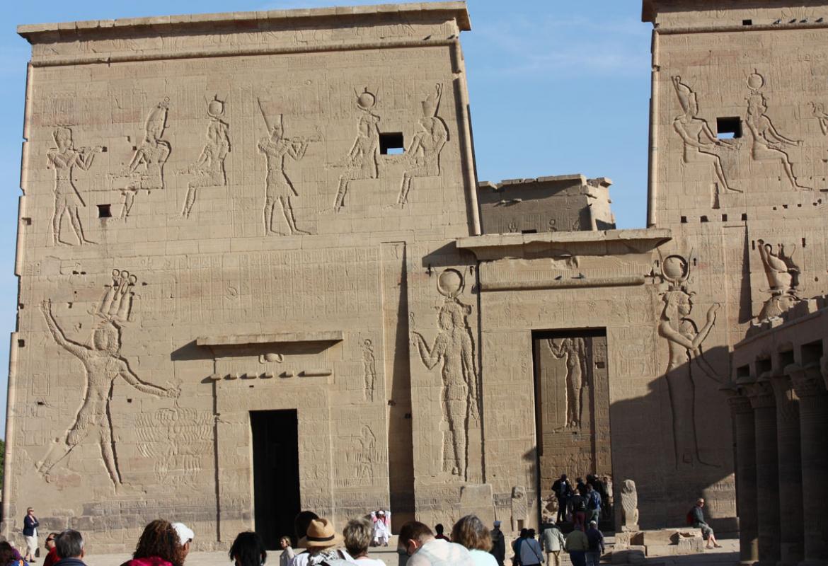 Visite à l'intérieur du Temple de Louxor, ancienne ville égyptienne connue sous le nom de Thèbes.