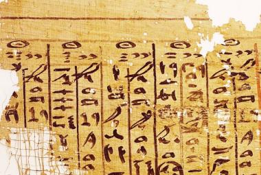 Un fragment de papyrus retrouvé devant l'une des galeries. (Pierre Tallet)